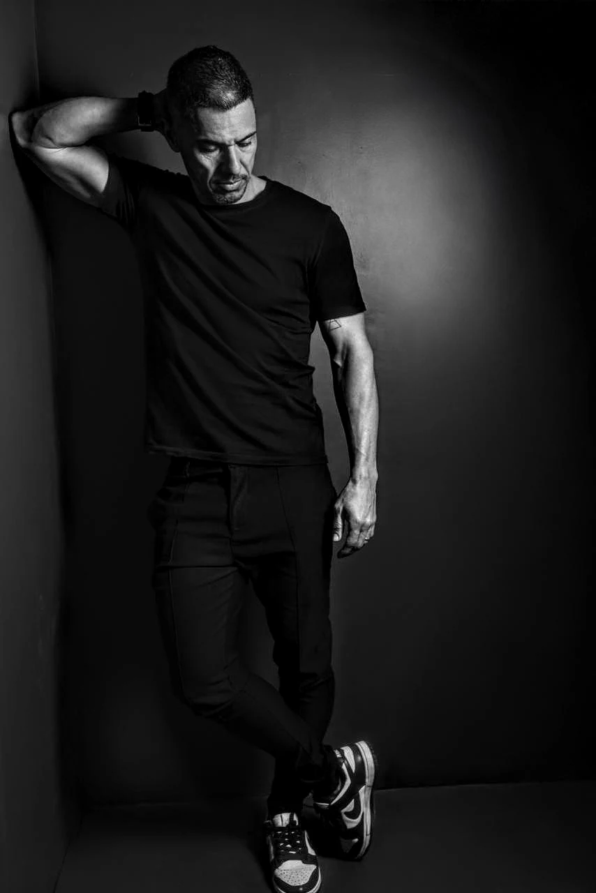 Retrato em preto e branco de Filipe Souza de Menezes, em pé, com roupa escura