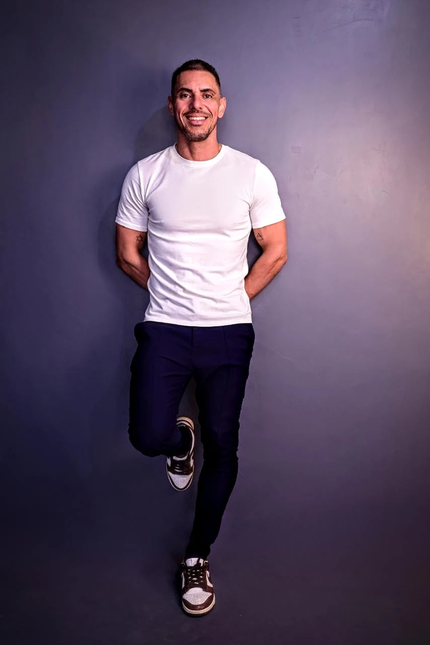Filipe Menezes sorrindo, em um retrato descontraído